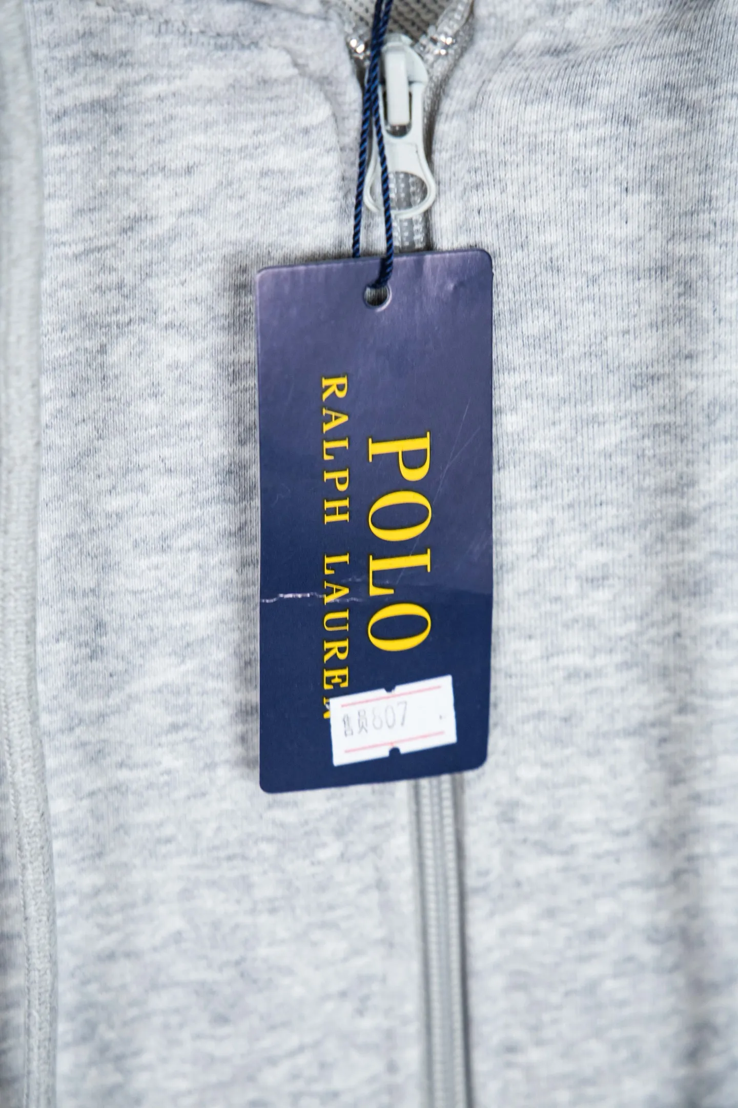 🅿️260 Style No.: M212 Ralph Lauren/Ralph Lauren pony embroidered zipper cardigan hooded sweatshirt. A sweatshirt for everyone in autumn and winter is here. You can wear it casually! ! This hooded sweatshirt is decorated with the simple style that represents Ralph Lauren and is paired with a pony embroidery pattern, which is three-dimensional and full! The solid color fabric paired with exquisite embroidery instantly sets it off! Hooded sports design, loose and casual fit! The overall texture is very strong! Through the pictures, we can feel the thickness and texture of custom-woven and dyed threads. The workmanship is exquisite. They are shipped from major foreign trade factories. They are all made by masters with many years of experience. Everything is of high standards and requirements! Simple and versatile model ~ Made of imported pique cotton fabric, which is super delicate and soft, close to the body without being tied. All fabrics and accessories are original custom-made and of high quality! Perfectly reflects the brand’s sense of superiority! Standard cut, comfortable stretch, unrestricted movement! Highly practical, high-end and classy! Versatile style ~ can be paired with jeans or jogging pants. Ideal for transitioning from your morning commute to weekend events! Size: S-XL Color: Gray Navy Black